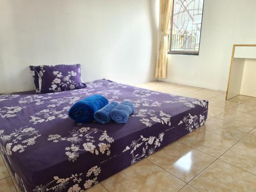 A bed or beds in a room at Kampung Istal Villa Pamijahan