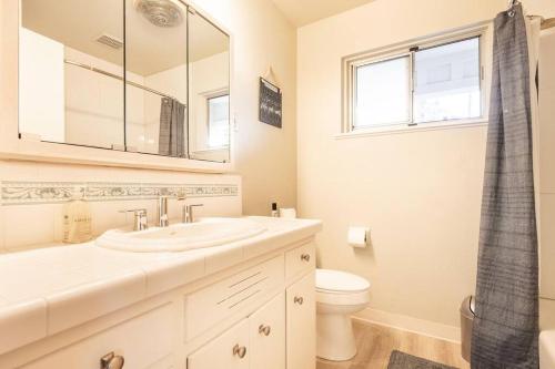 bagno con lavandino, servizi igienici e specchio di 5 Beds, 2 Full Baths, w/Gazebo, w/Fenced Backyard a Yuba City