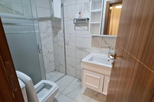 ein Bad mit einer Dusche und einem Waschbecken in der Unterkunft Cozy 2 bedroom near Green Mosque in Yıldırım