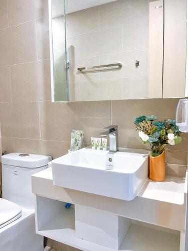 a bathroom with a white sink and a toilet at Căn hộ Studio The Sóng Vũng Tàu in Vung Tau