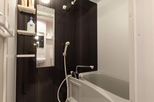東京的住宿－LAPiS AkasakaⅡ，带浴缸和盥洗盆的浴室