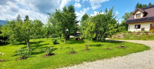 Taman di luar Watra apartamenty