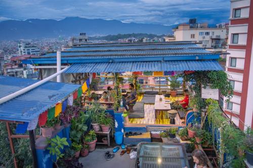 une vue d'ensemble d'un marché sur un bâtiment dans l'établissement Planet Nomad Hostel, à Katmandou