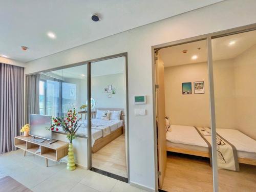 a bedroom with a bed and a mirror at Căn hộ Studio The Sóng Vũng Tàu in Vung Tau