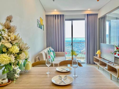 a living room with a table with wine glasses on it at Căn hộ Studio The Sóng Vũng Tàu in Vung Tau