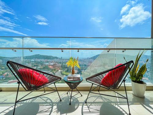 two chairs and a table on a balcony with a view at Căn hộ Studio The Sóng Vũng Tàu in Vung Tau