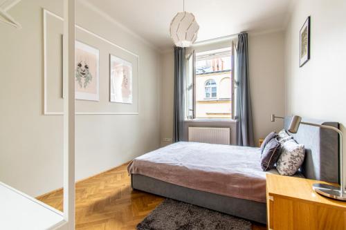 - une chambre avec un lit et une fenêtre dans l'établissement Brokilon House, à Cracovie