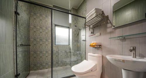 a bathroom with a shower and a toilet and a sink at 快樂狗寵物民宿--證號2598 in Hualien City