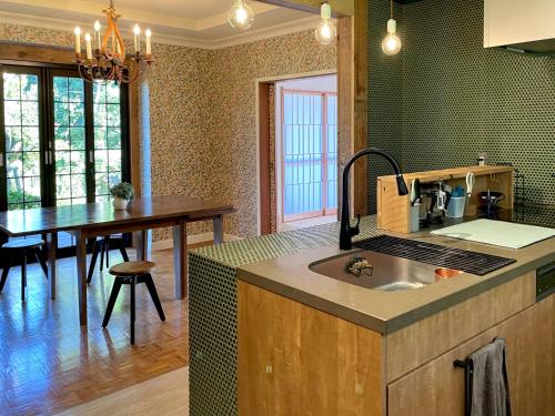 Kuchyň nebo kuchyňský kout v ubytování Morisu Ann -もりす庵-