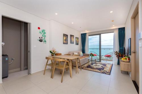 a living room with a table and a couch at Căn hộ Studio The Sóng Vũng Tàu in Vung Tau