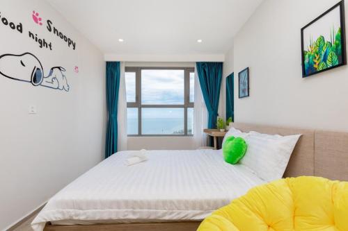 a bedroom with a white bed and a window at Căn hộ Studio The Sóng Vũng Tàu in Vung Tau