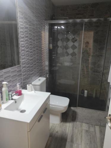 桑圖爾特西的住宿－dormitorio bego，浴室配有卫生间、盥洗盆和淋浴。