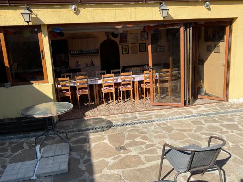 Three Gracesにあるレストランまたは飲食店