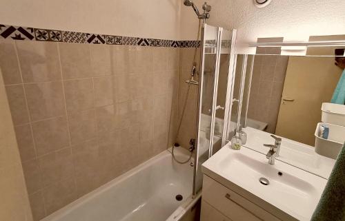 een badkamer met een bad, een wastafel en een douche bij Ferienhaus am Golf von Saint-Tropez in Cogolin