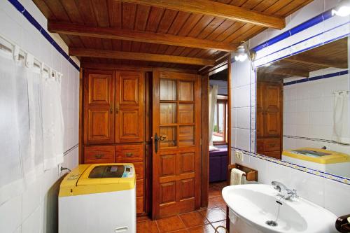 蒂哈拉費的住宿－La Chirlaca，一间带水槽、浴缸和卫生间的浴室