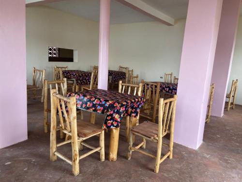 ein Esszimmer mit einem Tisch und Stühlen in der Unterkunft Nyamunyonyi Tourism Resort in Kabale