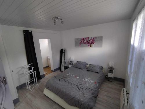una camera bianca con un letto di Chez Steph et Angie a Londinières