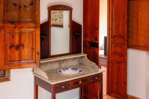 ein Bad mit einem Waschbecken und einem Spiegel in der Unterkunft Ses Solls in Petra