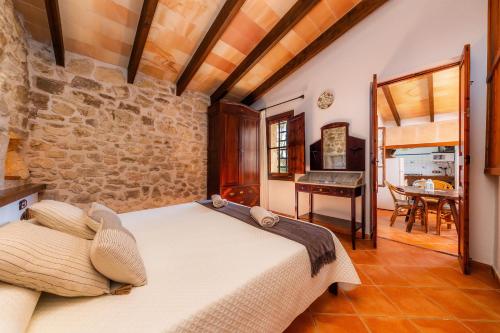 ein Schlafzimmer mit einem Bett und einem Tisch in einem Zimmer in der Unterkunft Ses Solls in Petra