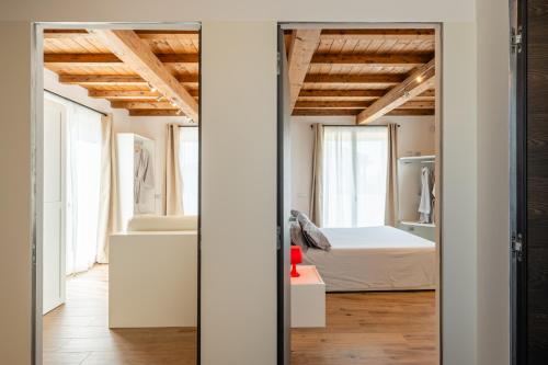 um pequeno apartamento com um quarto e uma cama em Villa Deluxe Giusti em Pescia
