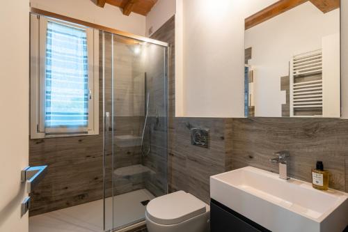 een badkamer met een douche, een toilet en een wastafel bij Villa Deluxe Giusti in Pescia