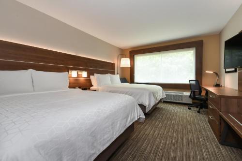 een hotelkamer met 2 bedden en een groot raam bij Holiday Inn Express & Suites Charlotte - Ballantyne, an IHG Hotel in Charlotte