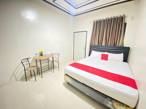 מיטה או מיטות בחדר ב-RedDoorz @ Porodisa Homestay Palu