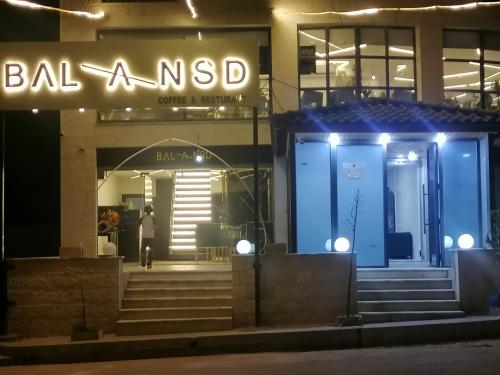 a building with a blue front door at night at Durrat Al Israa in Umm el ‘Amad