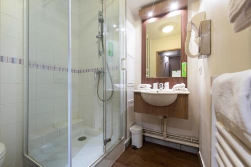 La salle de bains est pourvue d'une douche et d'un lavabo. dans l'établissement Adagio Access Lyon Centre Université, à Lyon