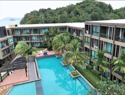  Elle offre une vue aérienne sur un hôtel doté d'une grande piscine. dans l'établissement Panwa Beach Side Beachfront, à Phuket