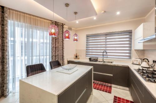 cocina con fregadero y encimera en Birmingham Modern New Highly Furnished 3 BR APT in Gzira-Sliema, en Il-Gżira