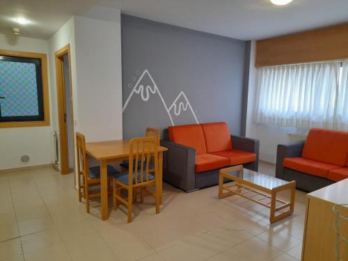 uma sala de estar com sofás, uma mesa e cadeiras em Micampus Lugo Student Residence em Lugo