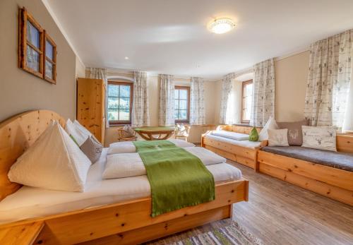 1 dormitorio con 1 cama grande y 1 sofá en Bauernhof Kodahof – Familie Rabl en Itter