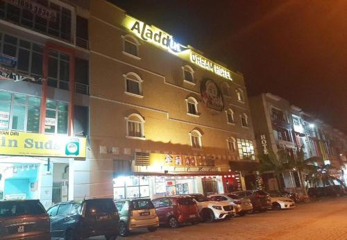 un edificio con auto parcheggiate di fronte ad esso di notte di Aladdin Dream Hotel a Johor Bahru