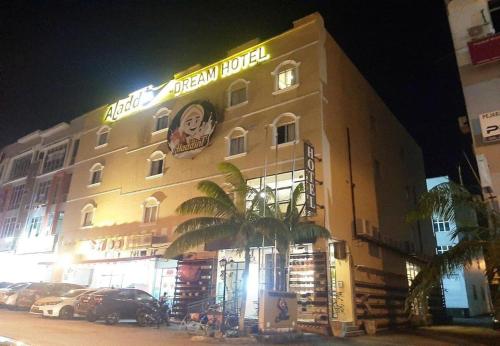 un edificio con un cartello di notte di Aladdin Dream Hotel a Johor Bahru