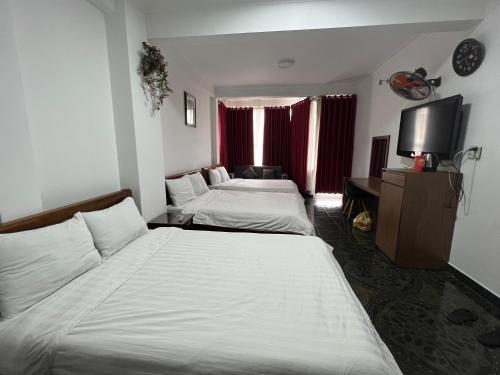 Postel nebo postele na pokoji v ubytování Bich Chau Hotel