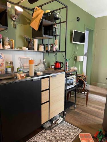- une cuisine avec un comptoir et un bureau dans la chambre dans l'établissement Cosy Nest in Montmartre, à Paris