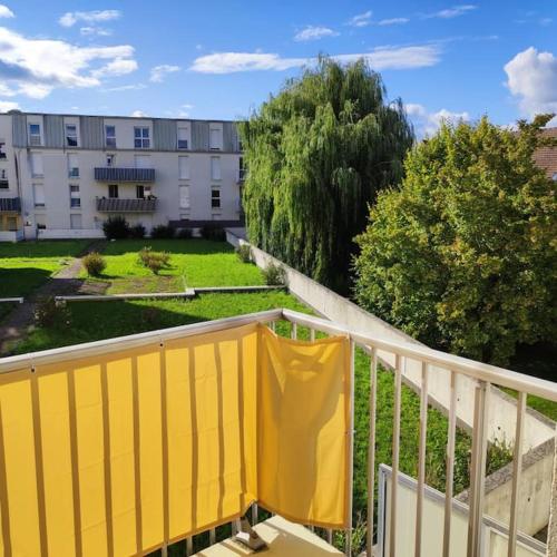 ein gelbes Geländer auf einem Balkon eines Gebäudes in der Unterkunft Montereau FY Appt 3P 2 ch Balcon in Montereau-faut-Yonne