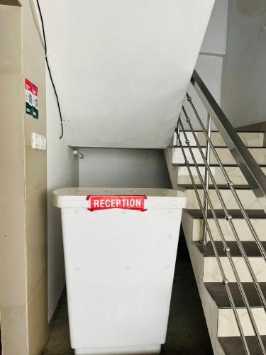 una escalera con una señal de restricción roja junto a una escalera en OYO Flagship Temple Fort Residency, en Alleppey