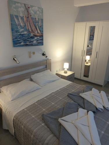 Una cama o camas en una habitación de Holidays in Paros