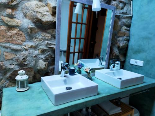 uma casa de banho com 2 lavatórios e um espelho em La Margarita 