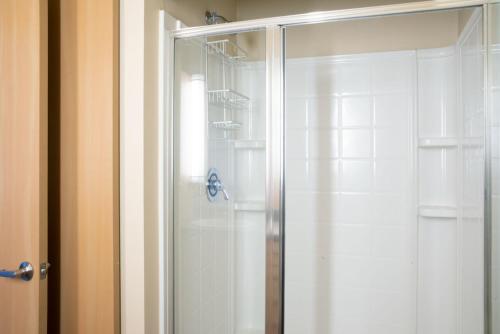 Vannituba majutusasutuses Queen Anne 1br w gym wd lounge roof deck SEA-575