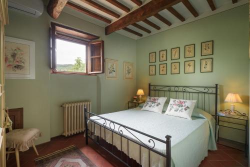 Schlafzimmer mit einem Bett und einem Fenster in der Unterkunft Casa del Sole 4, Emma Villas in Cortona