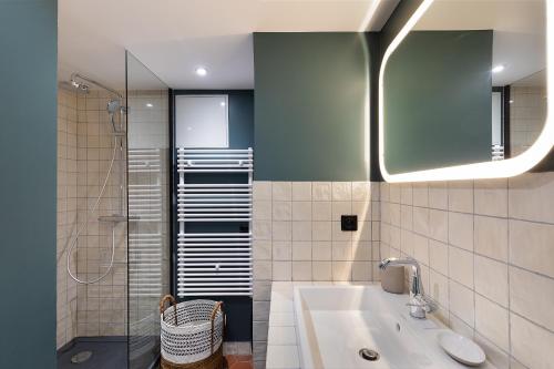 une salle de bain avec un lavabo et une douche dans l'établissement Boutik Boheme L'Atelier Père Lachaise, à Paris