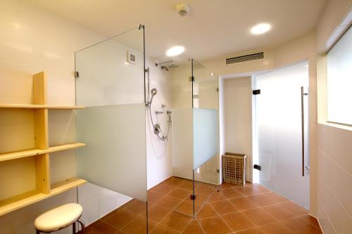 a bathroom with a shower and a glass shower stall at Parkhotel Donauwörth in Donauwörth