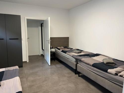 Habitación con 3 camas en una habitación en Apartment Wesseling, en Wesseling