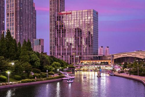 uitzicht op een rivier in een stad met hoge gebouwen bij Sheraton Grand Incheon Hotel in Incheon