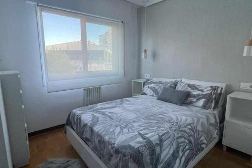1 dormitorio con 1 cama y ventana grande en Mi Refugio, en Vigo