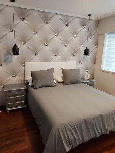 維戈的住宿－Apartamentos Florida Casablanca，卧室配有一张带两个枕头的大白色床