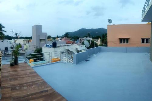 una vista desde el techo de un edificio en Chamundi_Temple-Hill View., en Mysore